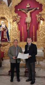 Juan Antonio Esmerado Rodríguez entrega a José Antonio Manzano las partituras de la nueva composición.