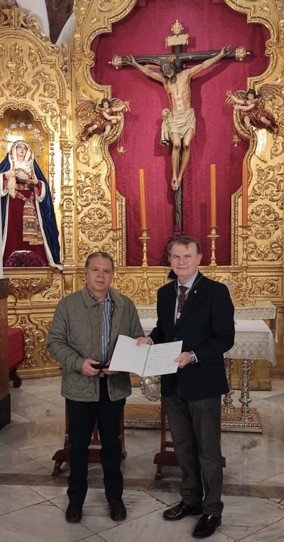 Juan Antonio Esmerado Rodríguez entrega a José Antonio Manzano las partituras de la nueva composición.